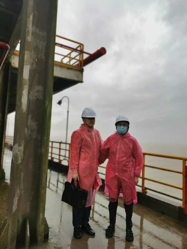 陈亮董事长在新疆广汇南通启东LNG接收站站台上思考企业未来能源选择